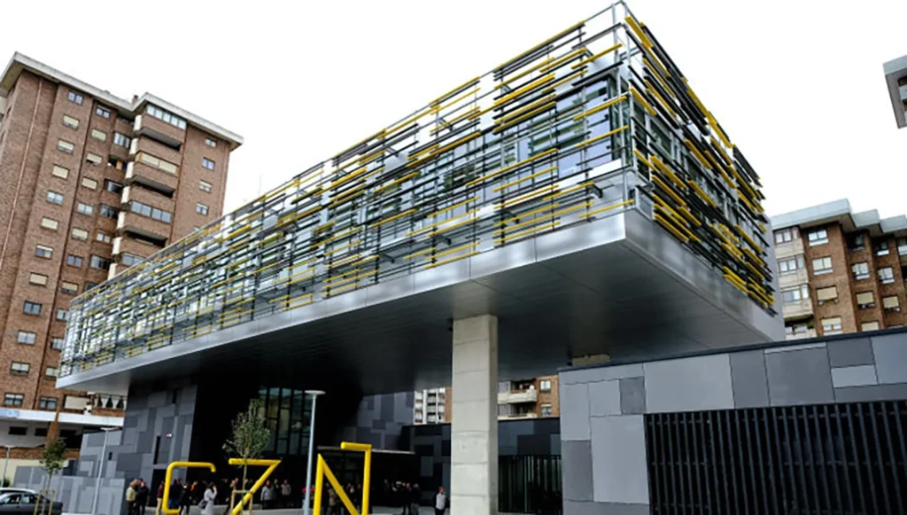 Edificio de corte futurista en la zona de Cazoña, Santander