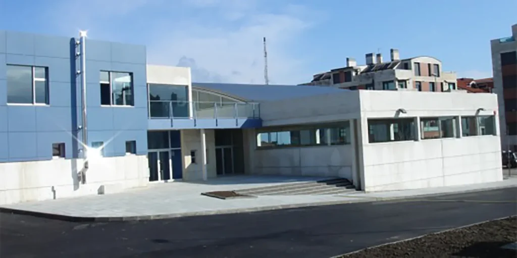 Edificio moderno de colores azules y grises