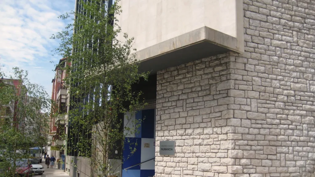 Fachada de piedra del edificio del Centro Cívico de Numancia en Santander