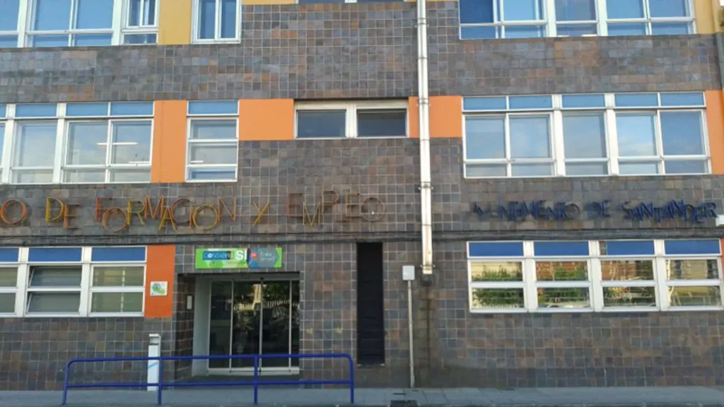 Fachada de edificio con ventanas y azulejos del edificio del Barrio Pesquero
